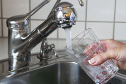 Wasserglas mit frischem Wasser